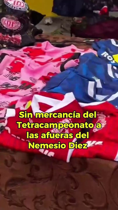 NO QUIEREN SER AVES DE MAL AGÜERO  Ojo, no se vende nada relacionado al Tetracampeonato a las afueras del Estadio del Toluca.