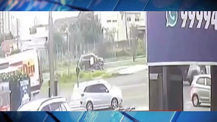 Carro é arrastado por carreta após colisão no Contorno Sul, em Maringá