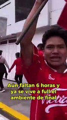 UNA LOCURA   Falta poco más de 6 horas y las calles aledañas del Nemesio Diez están inundadas de afición del Toluca y del América. Será una final de alarido.