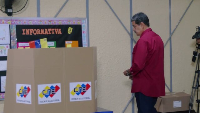 NICOLÁS MADURO realiza su VOTO en VENEZUELA para la ELECCIÓN de la ASAMBLE NACIONAL
