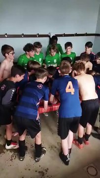 Très beau moment de sport. Les U15 B de Pré en pail et d'Evron cèlèbrent ensemble la fin de saison et la victoire de notre équipe par 3 à 1. Merci à Evron pour sa sportivité.