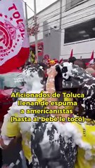Aficionados del Toluca llenaron de espuma a unos americanistas que iban pasando cerca del Nemesio Diez.