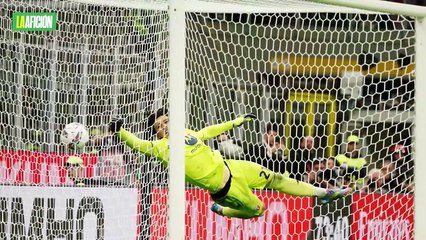 Miles aficionados del Milan protestan contra los dueños tras temporada fracaso