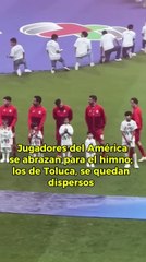 MÁS UNIDOS QUE OTROS  Ojo al gesto de los jugadores del Club América, quieres entonaron el himno nacional abrazados.