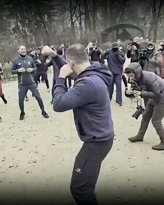 Fragment przedwyborczego treningu z podkładem muzycznym.