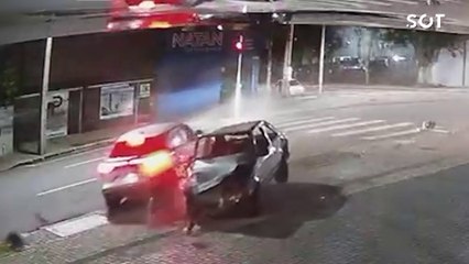 Escort fica destruído em forte batida contra HR-V na Avenida Carlos Gomes