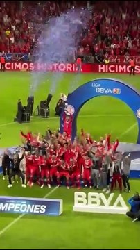 EL MOMENTO MÁS DULCE Alexis Vega levanta el trofeo y el Nemesio Diez explota en júbilo.