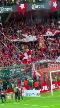 UNA LOCURA Alexis Vega fue a llevarle el título a la afición del Toluca luego de la premiación. ¡El mejor momento de su familia!