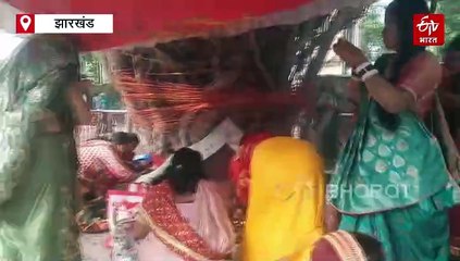 पति की लंबी आयु के लिए वट वृक्ष की पूजा, सुहागिन महिलाओं ने रखा निर्जला उपवास