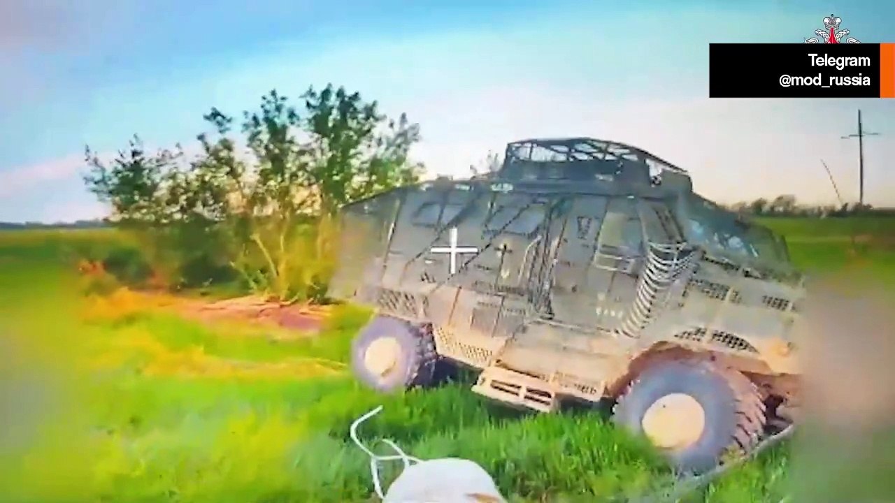 Video: Russische Streitkräfte zerstören gepanzertes MaxxPro-Fahrzeug in der Region Donezk