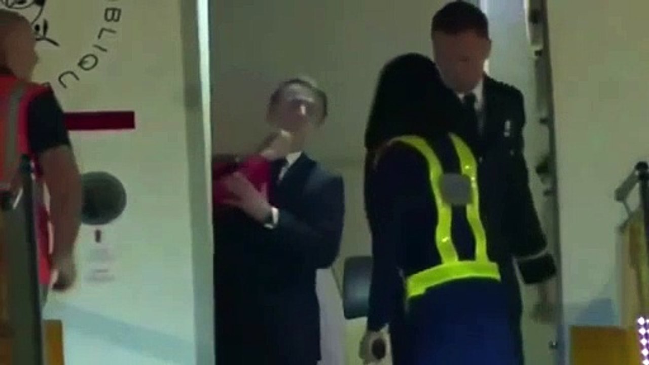 Emmanuel Macron a-t-il été giflé par Brigitte à bord de l'avion présidentiel ? Face aux images et au buzz sur les réseaux, l'Elysée évoque "un simple chahut" - VIDEO
