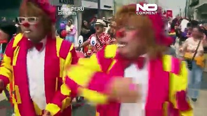 Dia do Palhaço: Narizes vermelhos e sapatos grandes enchem as ruas do Peru