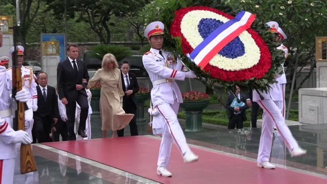 Emmanuel Macron rend hommage aux combattants de la guerre d'Indochine
