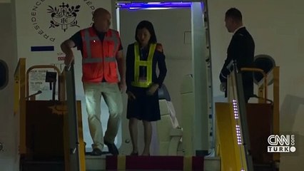 Macron Eşi Brigitte’ten Tokat mı Yedi? Çok Konuşulan Görüntüler!