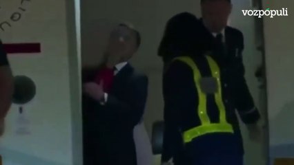 El bofetón de Brigitte a Macron antes de bajar del avión