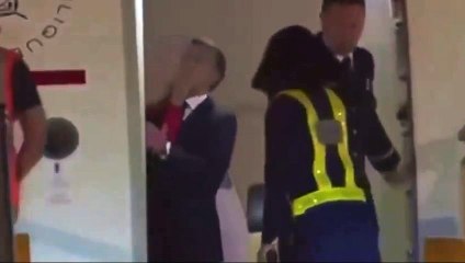 Eşi Brigitte'in, Macron'un yüzüne vurduğu anlar gündem oldu; kavga mıydı, eğlence mi?