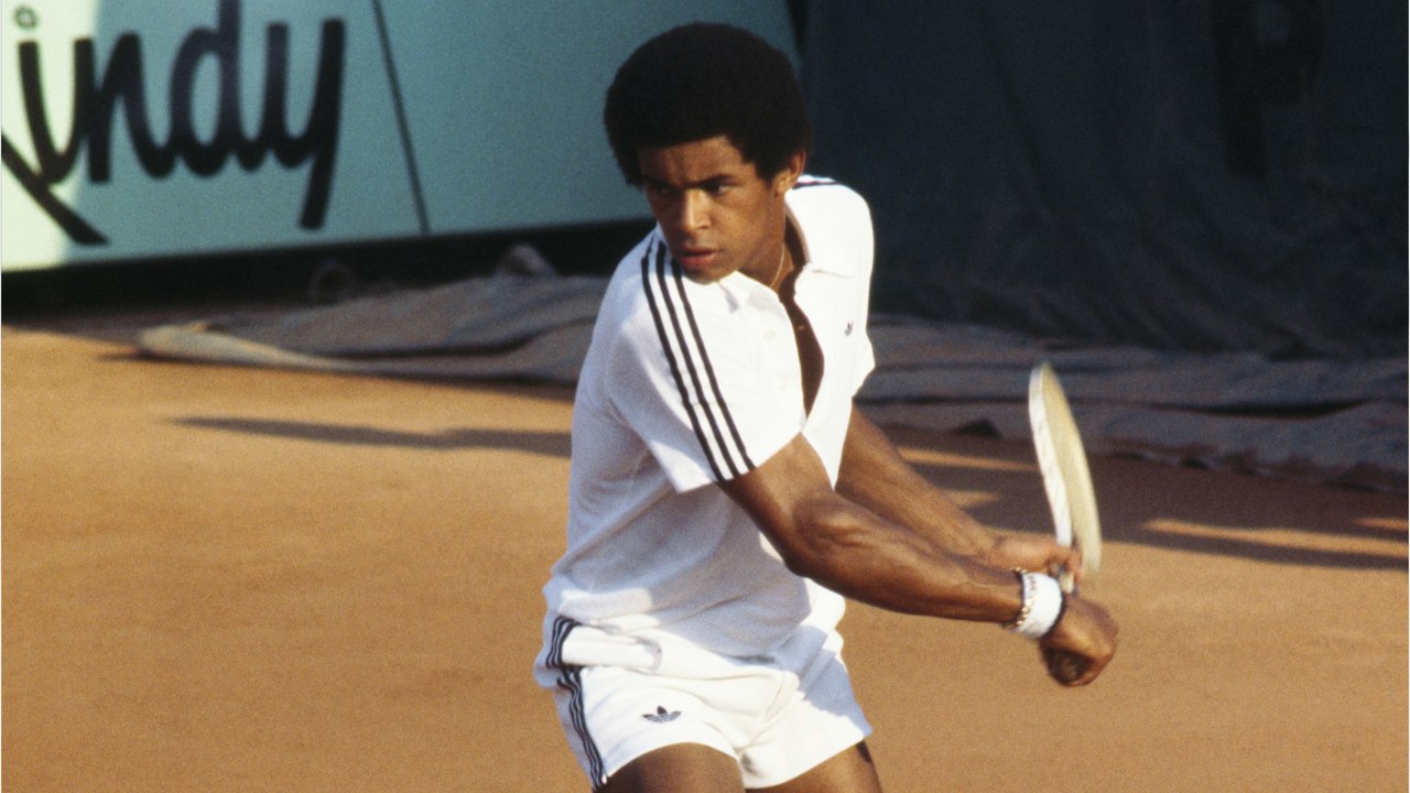 GALA VIDEO - Yannick Noah papa à 64 ans : son bébé avec lui dans les tribunes de Roland-Garros, un futur grand supporter !