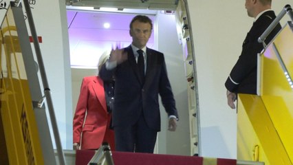 Le président français Emmanuel Macron et son épouse Brigitte arrivent au Vietnam pour une visite de deux jours