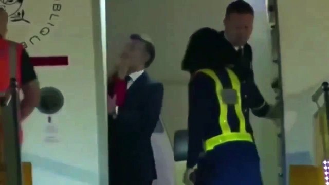Eşi, Fransa Cumhurbaşkanı Macron'a uçakta tokat attı