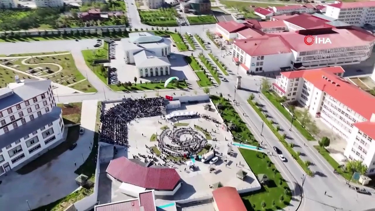 Bitlis semalarında yamaç paraşütü heyecanı! Türk bayrağı güzelliğe güzellik kattı