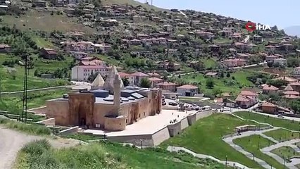800 yıllık tarihi camide gizemli görüntü! İkindi namazından hemen önce kapıda beliriyor