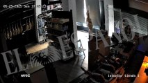 Un ladrón asaltando este domingo la tienda Jamón & Queso de Molina de Segura.
