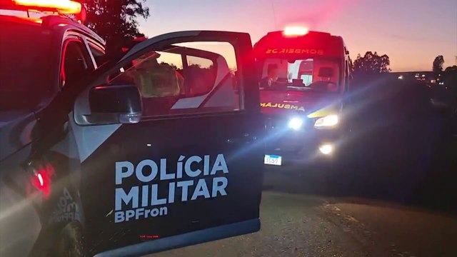 Motorista de caminhão com cigarros fica ferido ao bater veículo durante fuga da Polícia