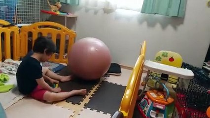 Eテレ0655日めくりアニメ見ながら数珠の玩具で遊んでいたら絡まってしまう4歳児男の子（発達障がい（知的障害）-自閉性スペクトラム症）