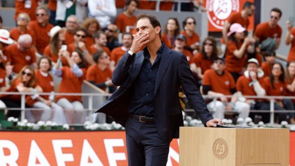 Nadal no puede reprimir las lágrimas en su merecido homenaje en Roland Garros