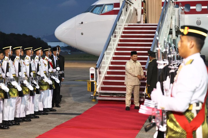 Pasukan Jajar Kehormatan Sambut Presiden Prabowo di Bandara Subang Malaysia