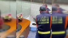 Klozetin içindeki davetsiz misafir ev sahibinin aklını aldı!