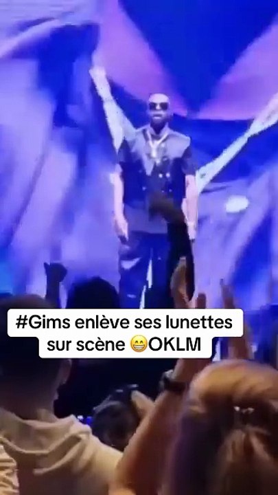 Gims surprend ses fans et enlève ses lunettes sur scène