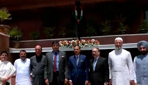 All-Party Delegation Pays Tribute to Mahatma Gandhi in Kuwait