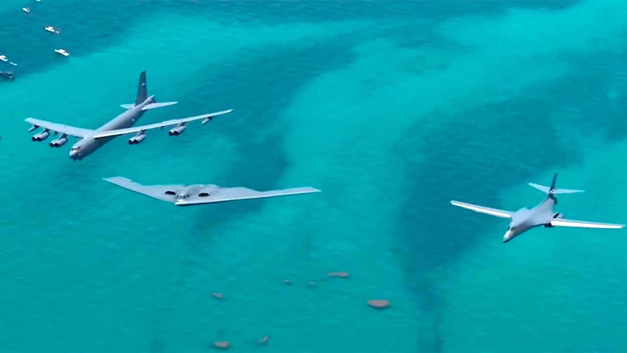 वीडियो: B-2, B-1B और B-52H बमवर्षक विमानों ने मियामी बीच के ऊपर उड़ान भरी