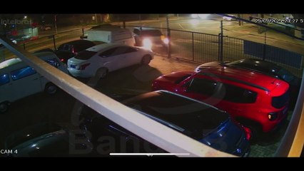 Carro invade loja de veículos em acidente no Capão Raso