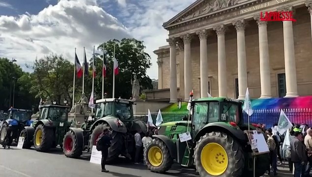 Parigi, agricoltori protestano con i trattori davanti all'Assemblea nazionale