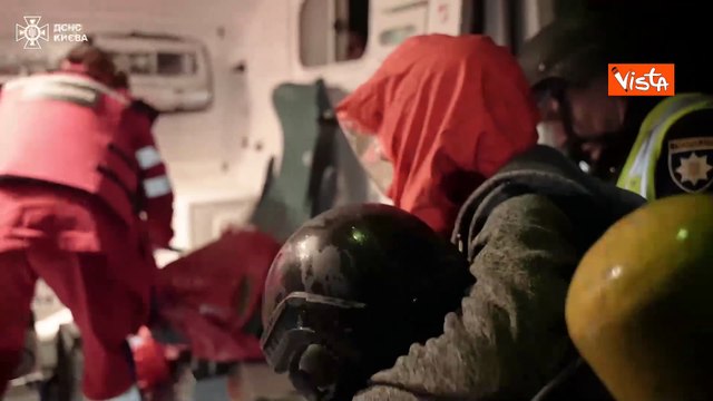 Guerra Ucraina, incendi e macerie nella regione di Kiev dopo l'attacco russo con missili e droni