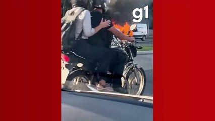 VÍDEO Carro pega fogo perto de aeroporto e trava trânsito em MT