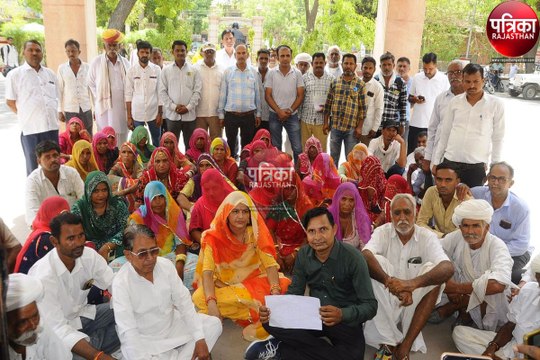 Drinking water crisis : कलक्ट्रेट के बाहर धरने पर बैठे ग्रामीण, बोले-पानी के लिए भटक रहे हैं, मवेशी भी प्यासे