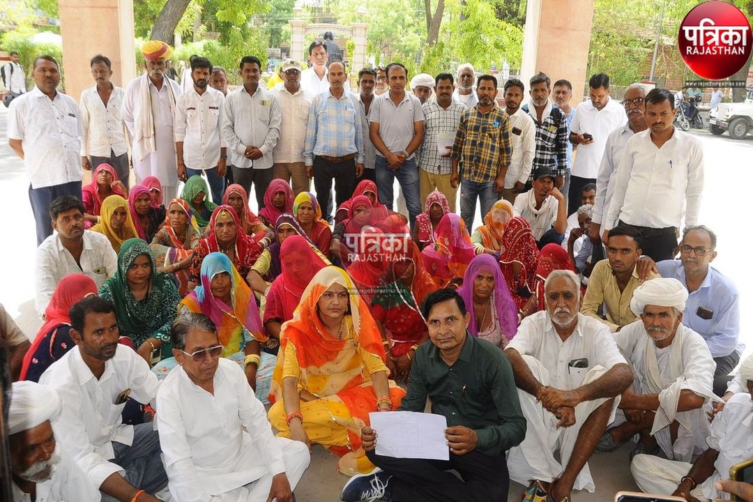 Drinking water crisis : कलक्ट्रेट के बाहर धरने पर बैठे ग्रामीण, बोले-पानी के लिए भटक रहे हैं, मवेशी भी प्यासे