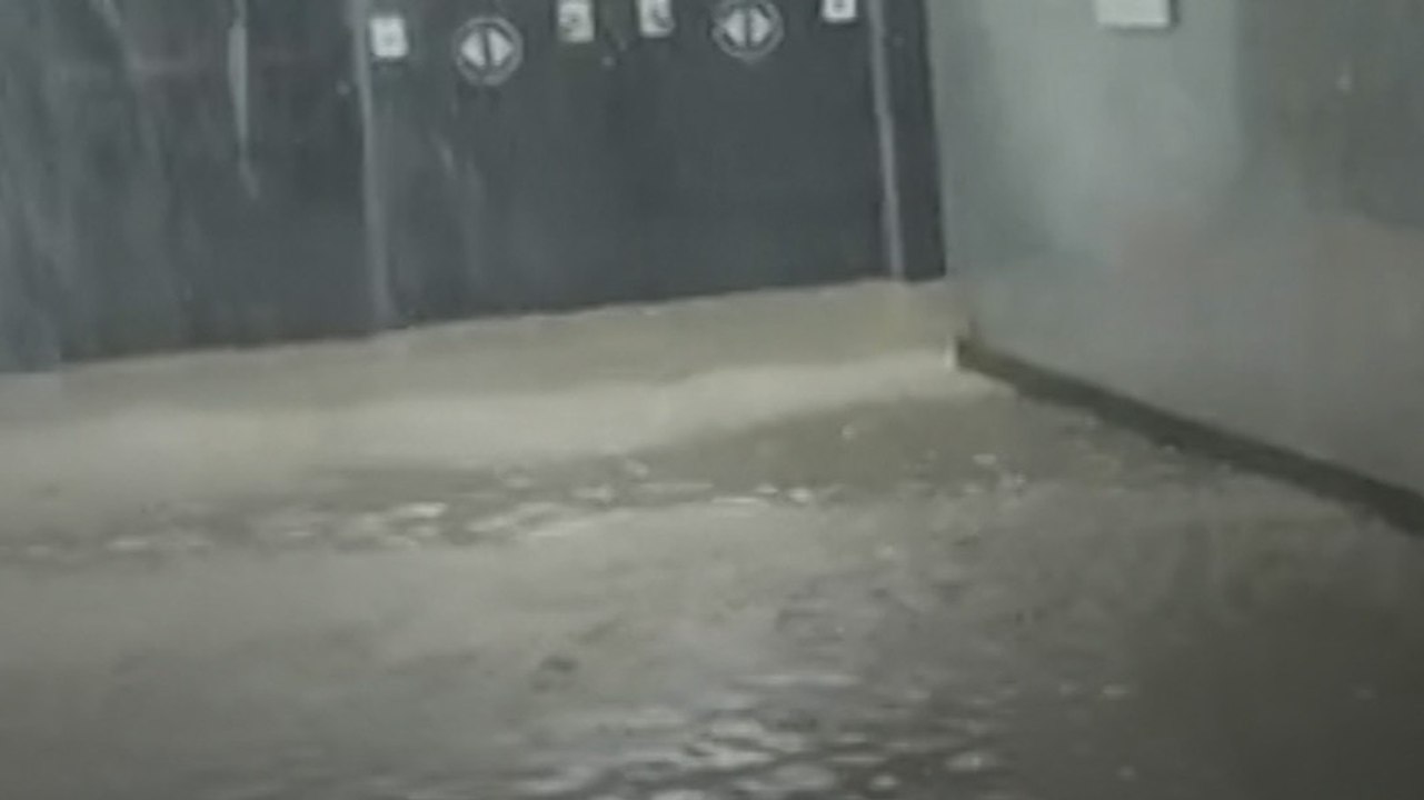 Worli Underground Metro Station में भरा बारिश का पानी