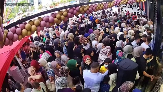 İstanbul'da indirim izdihamı: Kadınlar çoluk çocuk birbirini ezdi!