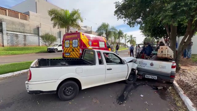 Motorista fica ferido após bater em dois carros parados na Avenida Olinda, em Umuarama