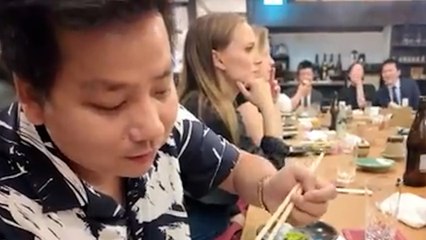 Un vidéaste se filme dans un restaurant à côté de Natalie Portman, sans la reconnaître