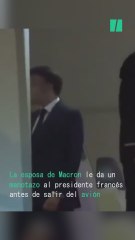 La esposa de Macron le da un manotazo al presidente francés al salir del avión