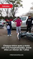 Impactaron un auto y una moto en la salida de una escuela