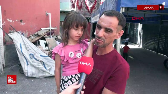 Adana'da görme engelli kağıt toplayıcısı babaya 6 yaşındaki kızı yol gösteriyor