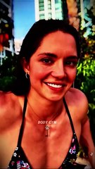 CrossFit women do intense workouts.