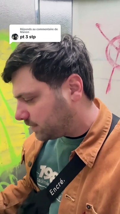Coincé dans les toilettes publiques 3/fin)