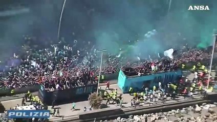 Festa Scudetto, i calciatori del Napoli sfilano sui bus scoperti